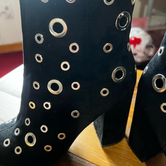 Never worn suede booties - Picture 3 of 4